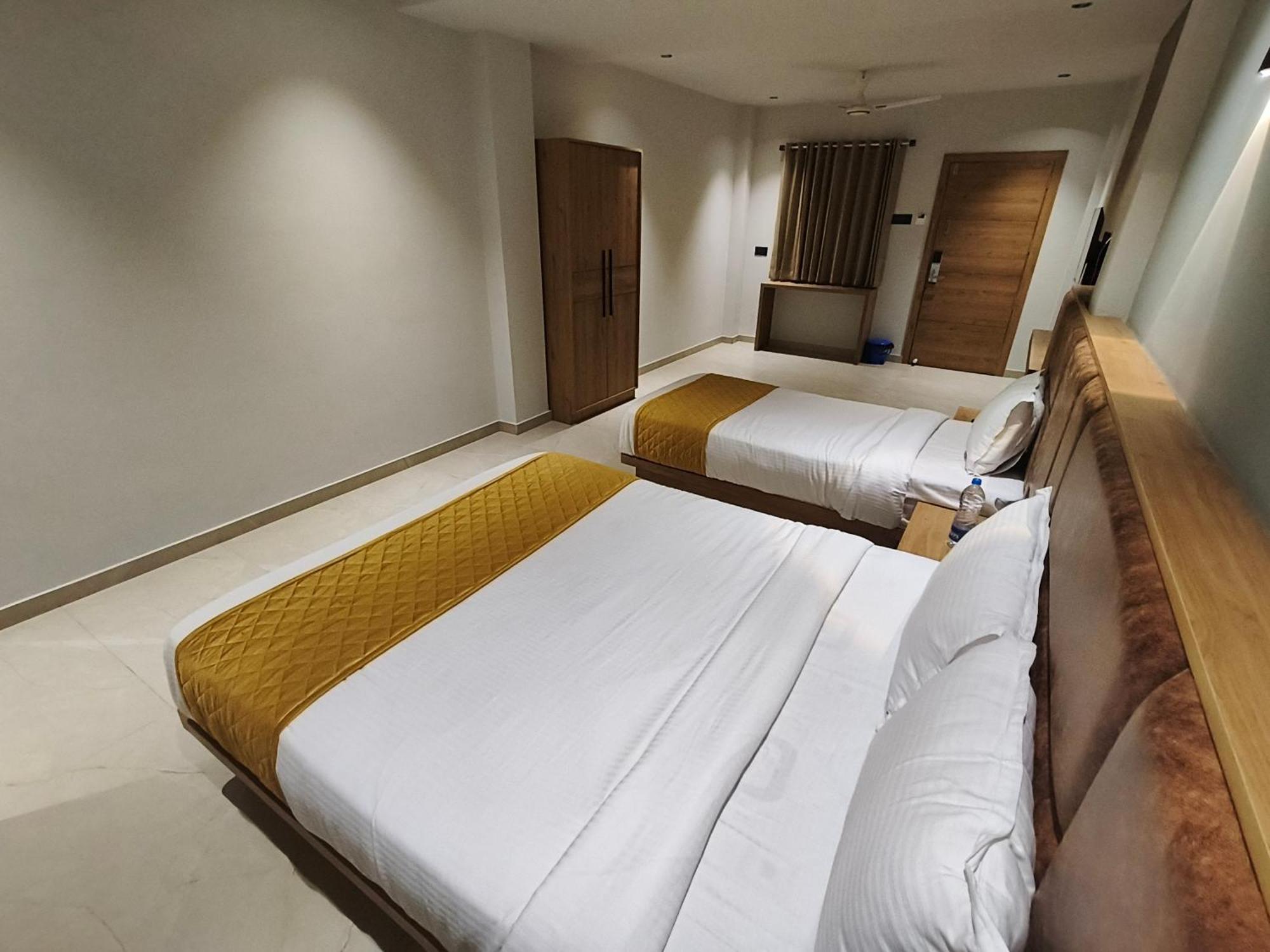 Hotel Beverly Plaza Kozhikode Exteriör bild